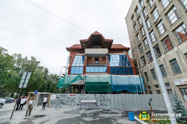 Александр Высокинский проконтролировал капитальный ремонт Театра кукол