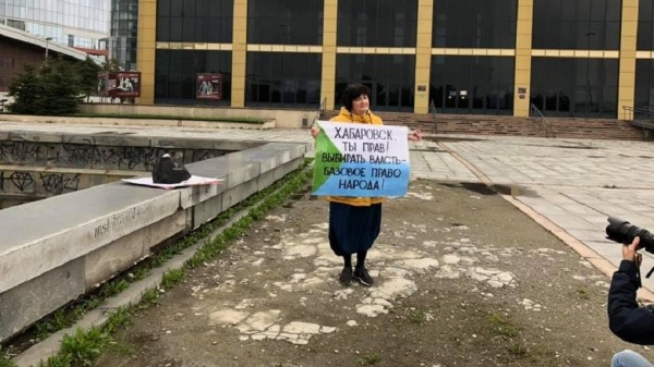 «На одного пикетчика – 10 полицейских». У Драмтеатра проходят акции в поддержку Хабаровска и Белоруссии