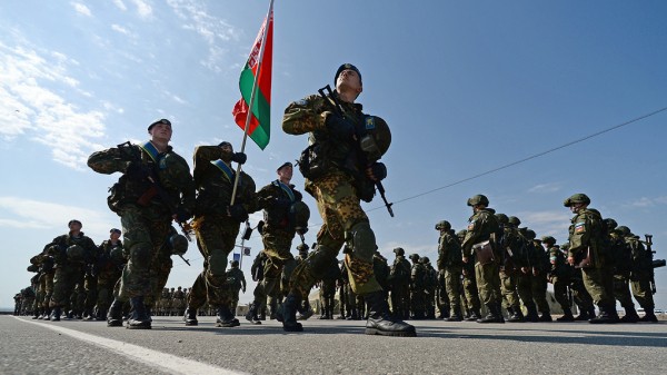 Белорусские войска направились к городу, перешедшему на сторону протестующих. Это назвали учениями