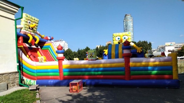 Историческое здание музея ИЗО закрыли огромным батутом со Спанч Бобом. Фото