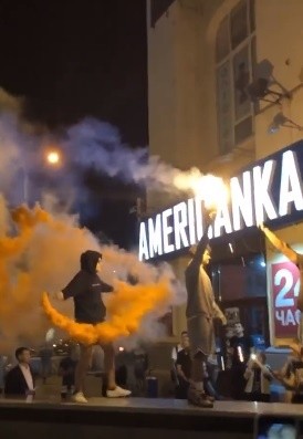 Полиция разогнала толпу фанатов Макса Коржа, которые устроили вечеринку в коттедже на Сортировке