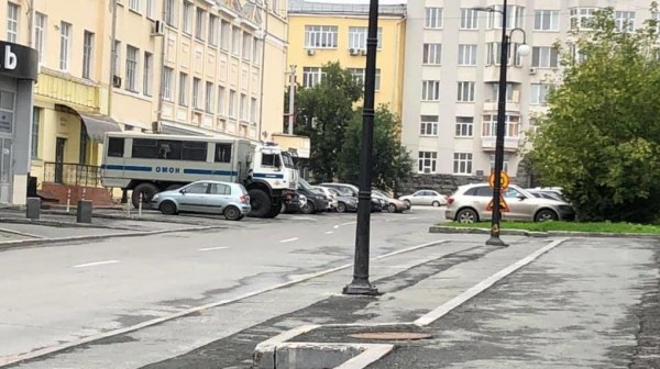 «На одного пикетчика – 10 полицейских». У Драмтеатра проходят акции в поддержку Хабаровска и Белоруссии