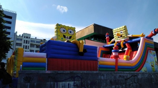 Историческое здание музея ИЗО закрыли огромным батутом со Спанч Бобом. Фото