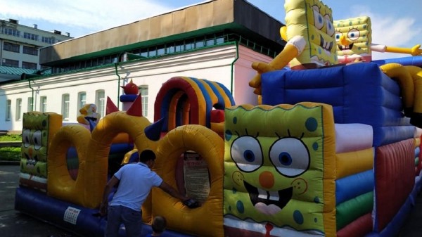 Историческое здание музея ИЗО закрыли огромным батутом со Спанч Бобом. Фото