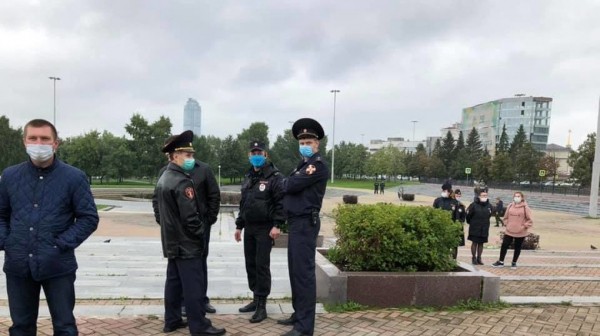 «На одного пикетчика – 10 полицейских». У Драмтеатра проходят акции в поддержку Хабаровска и Белоруссии