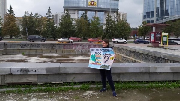 «На одного пикетчика – 10 полицейских». У Драмтеатра проходят акции в поддержку Хабаровска и Белоруссии