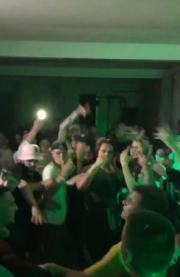 Полиция разогнала толпу фанатов Макса Коржа, которые устроили вечеринку в коттедже на Сортировке