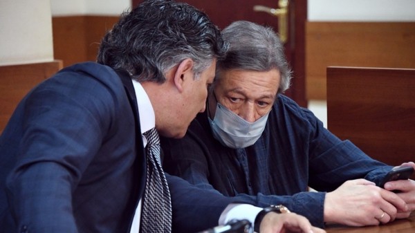 Как Михаил Ефремов менял свои показания по смертельному ДТП. Шесть стадий от признания до отрицания