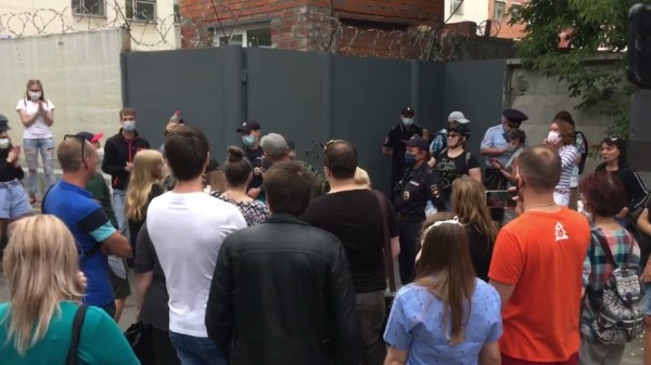 Участники акции в поддержку хабаровчан провели митинг у отделения полиции, требуя отпустить задержанного