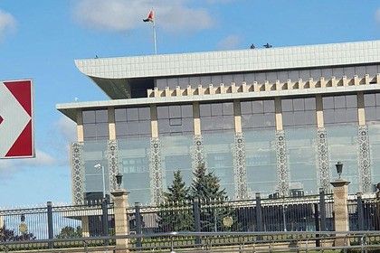 У резиденции Лукашенко – водометы, БТР и снайперы. В Минске подготовились к новому митингу оппозиции