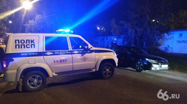 На Юго-Западе силовики оцепили двор, чтобы задержать закрывшегося в квартире стрелка На Юго-Западе силовики оцепили двор, чтобы задержать закрывшегося в квартире стрелка