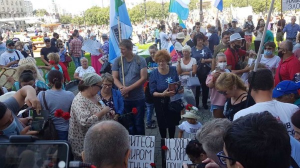 «Покойтесь с миром, честные выборы». На митинге в поддержку Сергея Фургала в Хабаровске устроили похороны