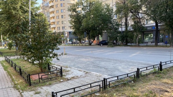 В Екатеринбурге создали карту &laquo;украденных&raquo; участков муниципальной земли, которые захватили под парковки