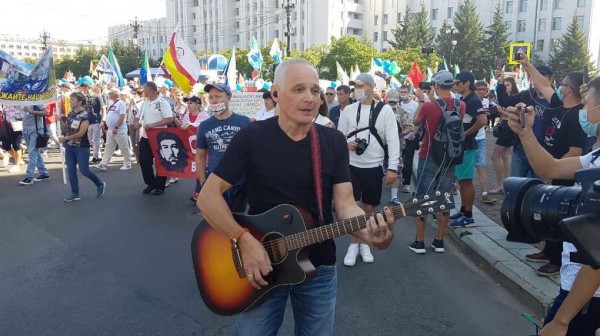 «Покойтесь с миром, честные выборы». На митинге в поддержку Сергея Фургала в Хабаровске устроили похороны