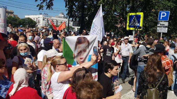 «Покойтесь с миром, честные выборы». На митинге в поддержку Сергея Фургала в Хабаровске устроили похороны