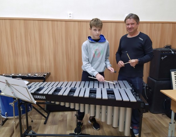 Учащиеся Екатеринбургской детской музыкальной школы научатся играть на вибрафоне Учащиеся Екатеринбургской детской музыкальной школы научатся играть на вибрафоне