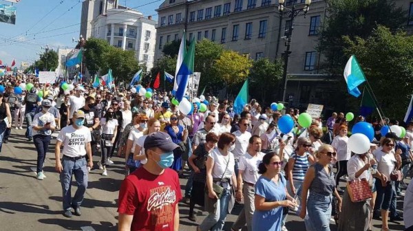 «Покойтесь с миром, честные выборы». На митинге в поддержку Сергея Фургала в Хабаровске устроили похороны