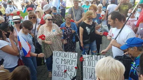 «Покойтесь с миром, честные выборы». На митинге в поддержку Сергея Фургала в Хабаровске устроили похороны