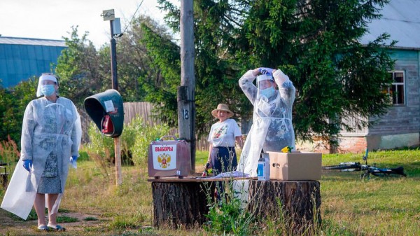 Голосование «на пеньках» шагает по стране: где и как открывают участки под открытым небом