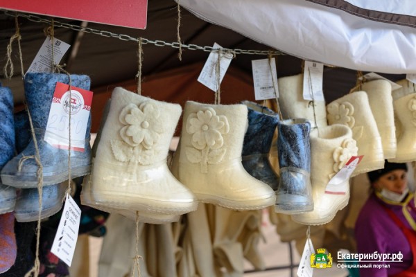 Ярмарка в поддержку отечественных производителей открылась в Екатеринбурге Ярмарка в поддержку отечественных производителей открылась в Екатеринбурге