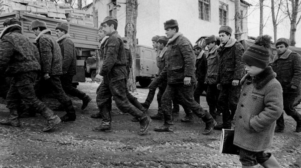 В Карабахе снова убивают мирных жителей. Конфликт Армении с Азербайджаном в 15 фотографиях из 90-х и 20-х В Карабахе снова убивают мирных жителей. Конфликт Армении с Азербайджаном в 15 фотографиях из 90-х и 20-х