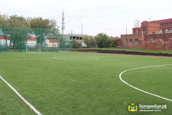 Городские власти построили на Семи Ключах стадион для школьников
