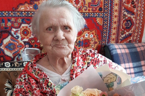 Власти Екатеринбурга вручили подарок ровеснице века Власти Екатеринбурга вручили подарок ровеснице века