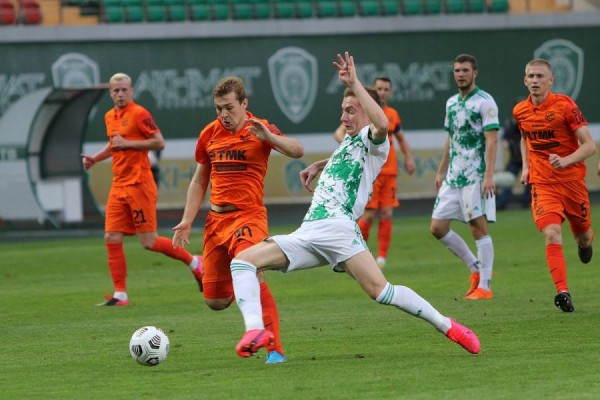 Футбол: «Урал» получил красную карточку и два пенальти в игре с «Ахматом» Футбол: «Урал» получил красную карточку и два пенальти в игре с «Ахматом»