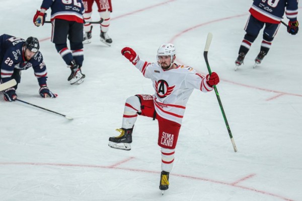 Хоккей: «Автомобилист» разгромил «Нефтехимик»