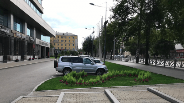 В Екатеринбурге создали карту &laquo;украденных&raquo; участков муниципальной земли, которые захватили под парковки