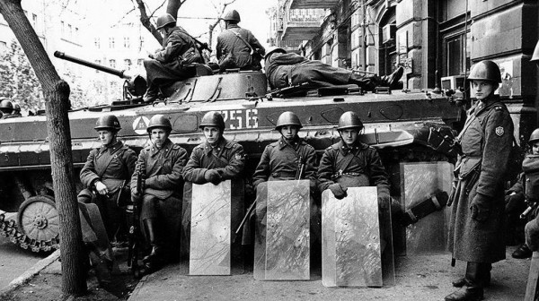 В Карабахе снова убивают мирных жителей. Конфликт Армении с Азербайджаном в 15 фотографиях из 90-х и 20-х В Карабахе снова убивают мирных жителей. Конфликт Армении с Азербайджаном в 15 фотографиях из 90-х и 20-х