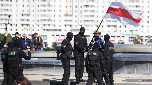 У резиденции Лукашенко – водометы, БТР и снайперы. В Минске подготовились к новому митингу оппозиции