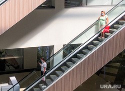 В Екатеринбурге пятилетнего ребенка затянуло в эскалатор В Екатеринбурге пятилетнего ребенка затянуло в эскалатор