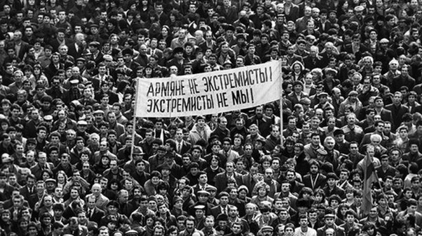 В Карабахе снова убивают мирных жителей. Конфликт Армении с Азербайджаном в 15 фотографиях из 90-х и 20-х В Карабахе снова убивают мирных жителей. Конфликт Армении с Азербайджаном в 15 фотографиях из 90-х и 20-х