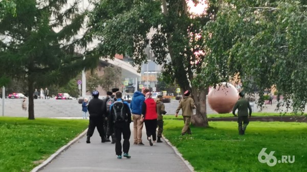 Казачьи патрули вышли защищать Екатеринбург от ЛГБТ-агитации. Фото Казачьи патрули вышли защищать Екатеринбург от ЛГБТ-агитации. Фото