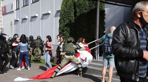 В Минске разгоняют и задерживают протестующих. Фото и видео В Минске разгоняют и задерживают протестующих. Фото и видео