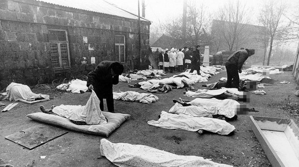 В Карабахе снова убивают мирных жителей. Конфликт Армении с Азербайджаном в 15 фотографиях из 90-х и 20-х В Карабахе снова убивают мирных жителей. Конфликт Армении с Азербайджаном в 15 фотографиях из 90-х и 20-х