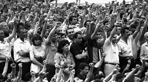 В Карабахе снова убивают мирных жителей. Конфликт Армении с Азербайджаном в 15 фотографиях из 90-х и 20-х В Карабахе снова убивают мирных жителей. Конфликт Армении с Азербайджаном в 15 фотографиях из 90-х и 20-х