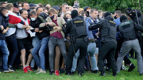 В Минске разгоняют и задерживают протестующих. Фото и видео В Минске разгоняют и задерживают протестующих. Фото и видео