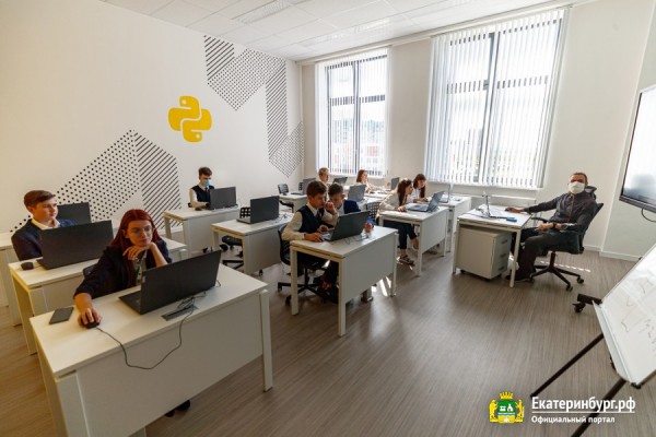 Руководители города и области посетили уникальную школу № 215 «Созвездие» Руководители города и области посетили уникальную школу № 215 «Созвездие»