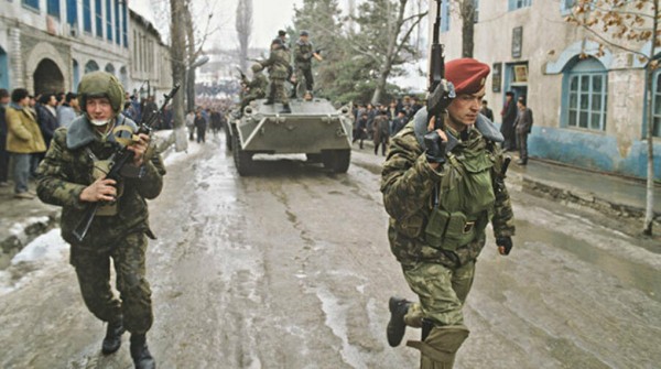 В Карабахе снова убивают мирных жителей. Конфликт Армении с Азербайджаном в 15 фотографиях из 90-х и 20-х В Карабахе снова убивают мирных жителей. Конфликт Армении с Азербайджаном в 15 фотографиях из 90-х и 20-х