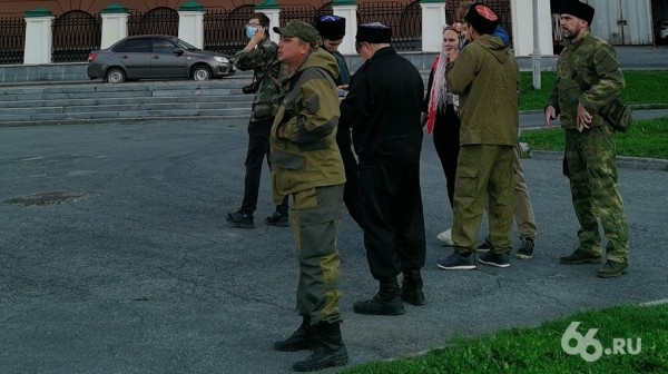 Казачьи патрули вышли защищать Екатеринбург от ЛГБТ-агитации. Фото Казачьи патрули вышли защищать Екатеринбург от ЛГБТ-агитации. Фото