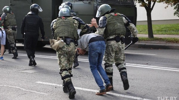 В Минске разгоняют и задерживают протестующих. Фото и видео В Минске разгоняют и задерживают протестующих. Фото и видео