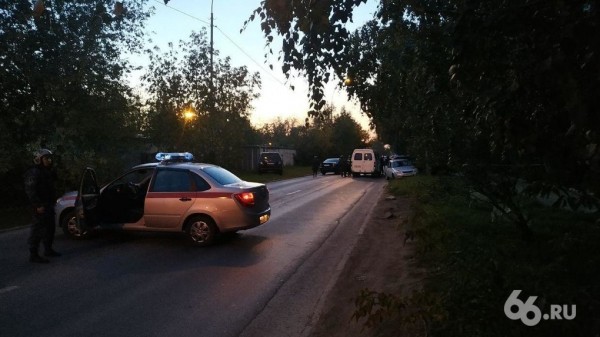 На Юго-Западе силовики оцепили двор, чтобы задержать закрывшегося в квартире стрелка На Юго-Западе силовики оцепили двор, чтобы задержать закрывшегося в квартире стрелка