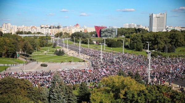 У резиденции Лукашенко – водометы, БТР и снайперы. В Минске подготовились к новому митингу оппозиции