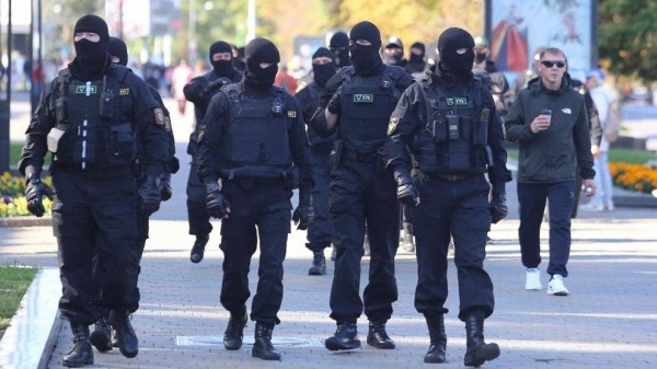 У резиденции Лукашенко – водометы, БТР и снайперы. В Минске подготовились к новому митингу оппозиции