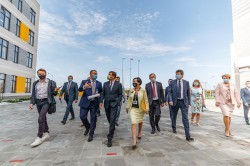 Руководители города и области посетили уникальную школу № 215 «Созвездие» Руководители города и области посетили уникальную школу № 215 «Созвездие»