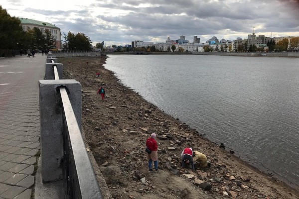 Поможем Исети: волонтёры очистили от мусора обмелевшие участки реки