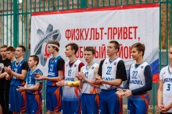 Власти Екатеринбурга открыли спортивные площадки на ВИЗе и Уралмаше