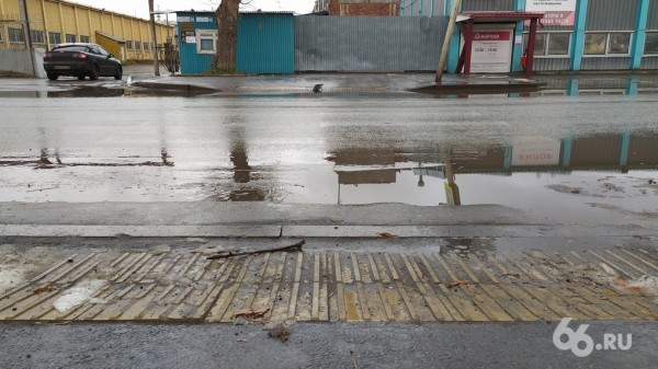 Непобедимая грязь вернулась в Екатеринбург. Фоторепортаж с городских улиц